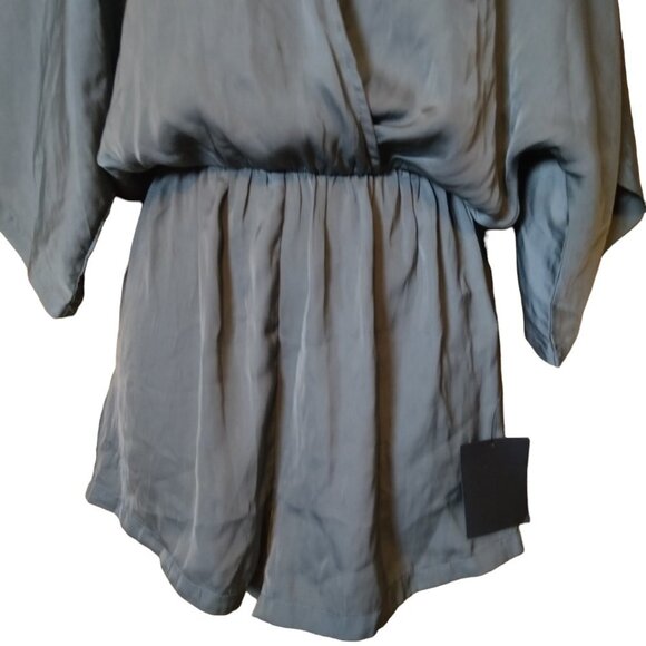 Lulus Romper Women's XS Short Sleeve Shorts Romper Elastic Waist V-Neck New - Picture 2 of 7